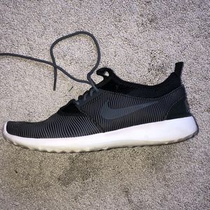 black nike tennis shoes